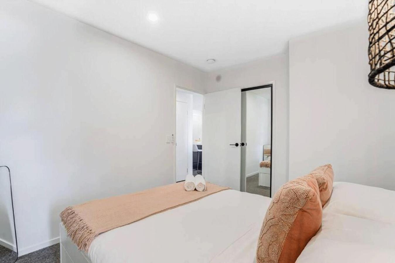 Modern 2-bed 2-bath - Walk To Hospital & Westfield
