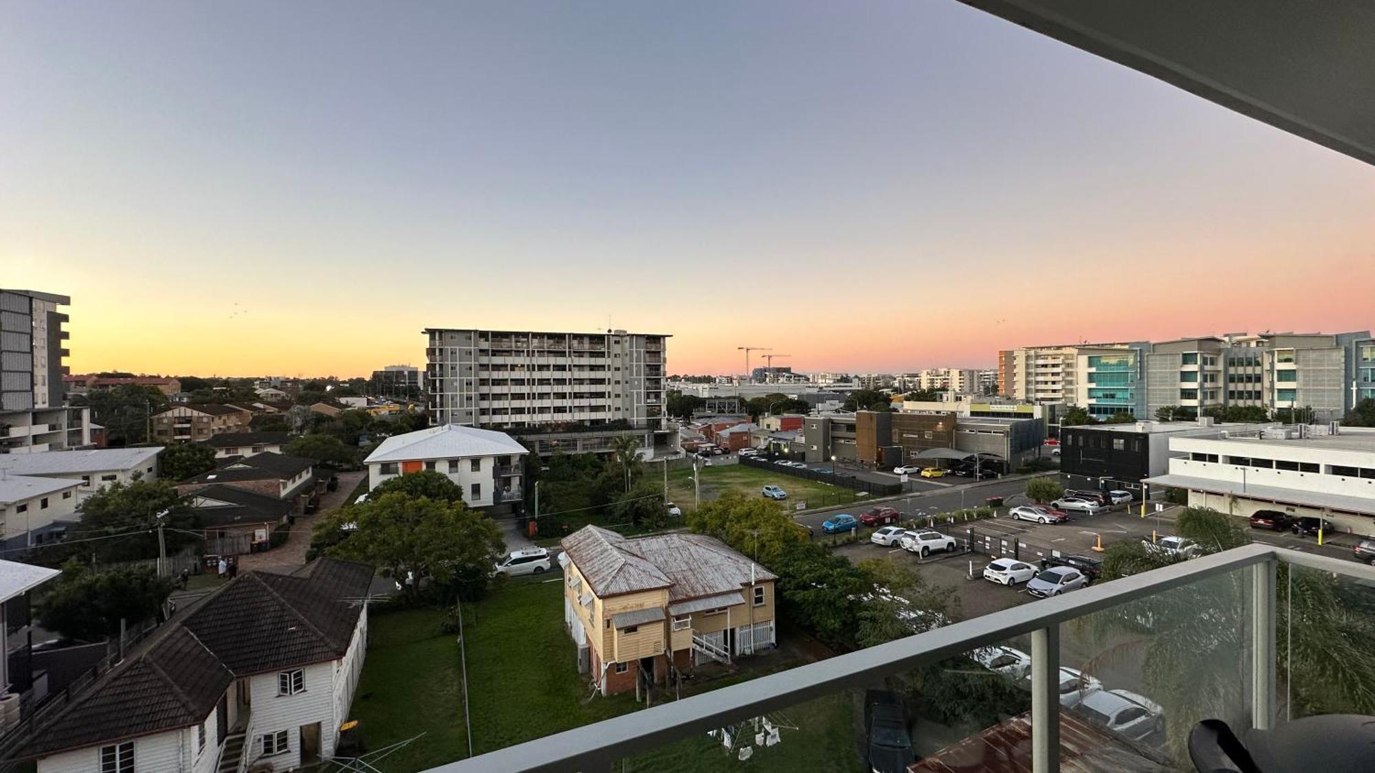 Modern 2-bed 2-bath - Walk To Hospital & Westfield *