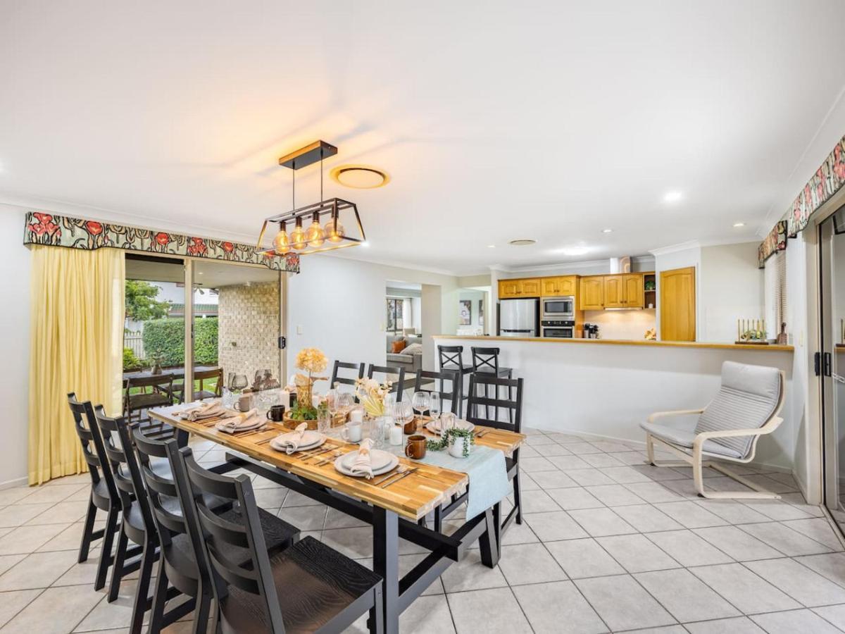 Carindale Family Home/close To Westfield & Highway *