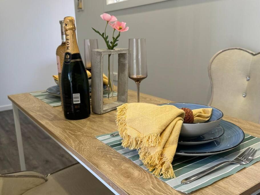 Central Contemporary 1br Studio *