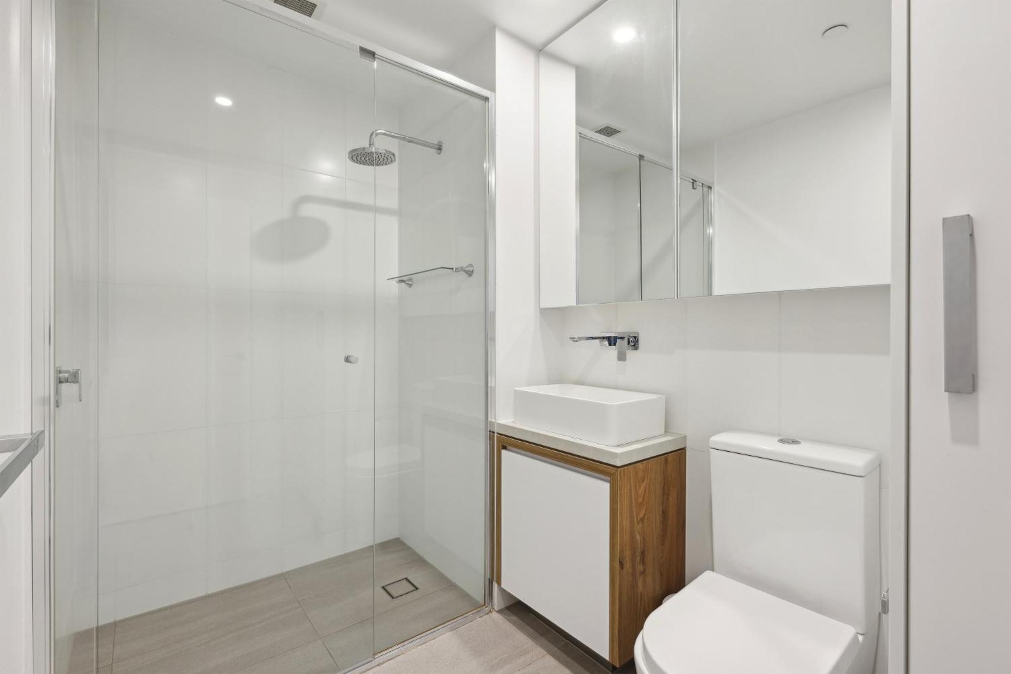Sophisticated 2-bed With Pool & Gym Apartment *