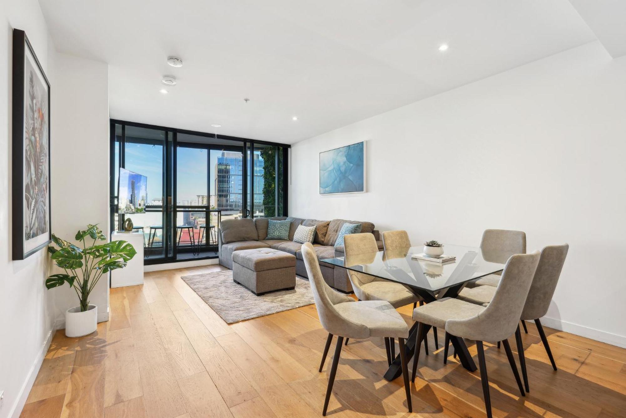 Sophisticated 2-bed With Pool & Gym Apartment *