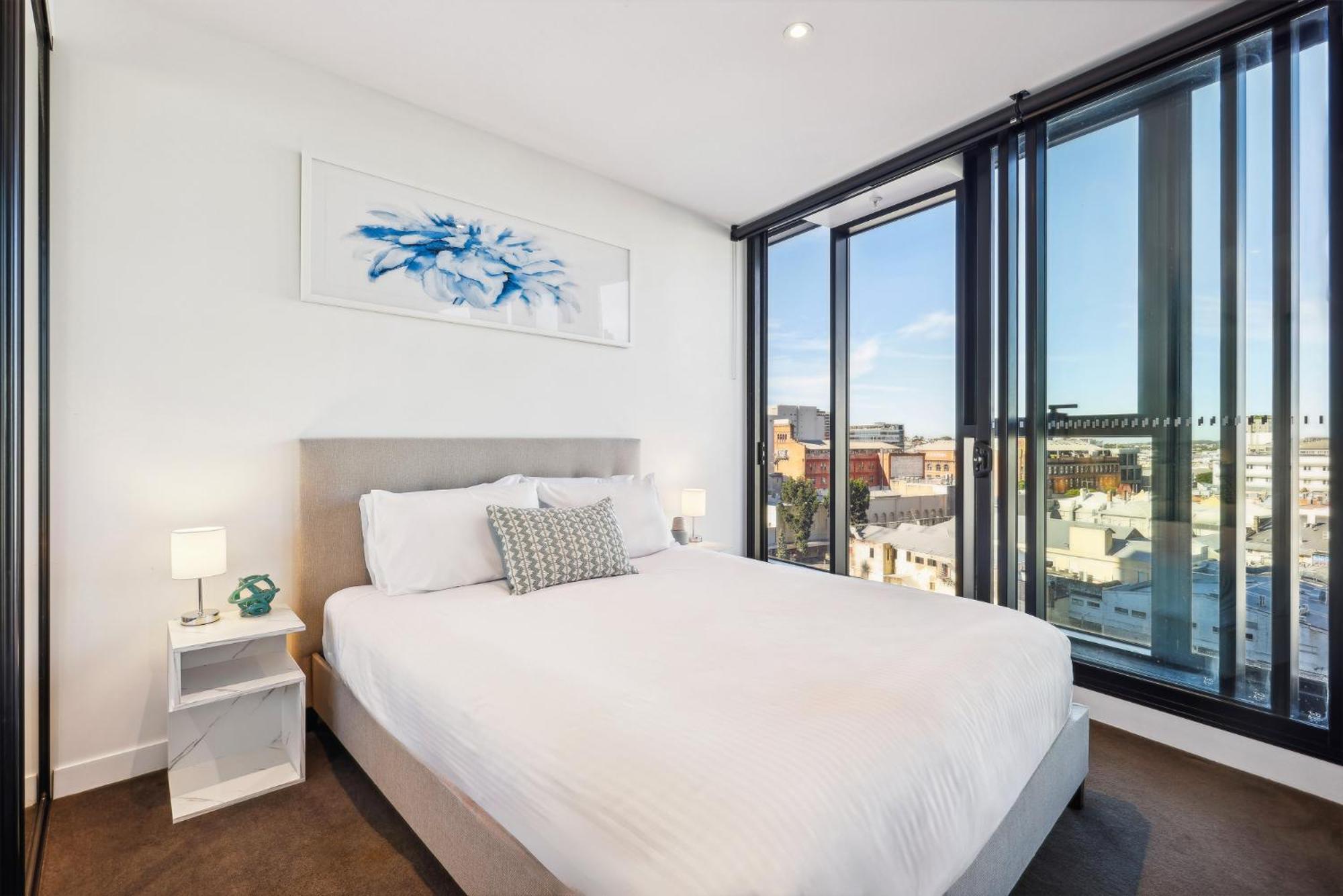 Sophisticated 2-bed With Pool & Gym Apartment *