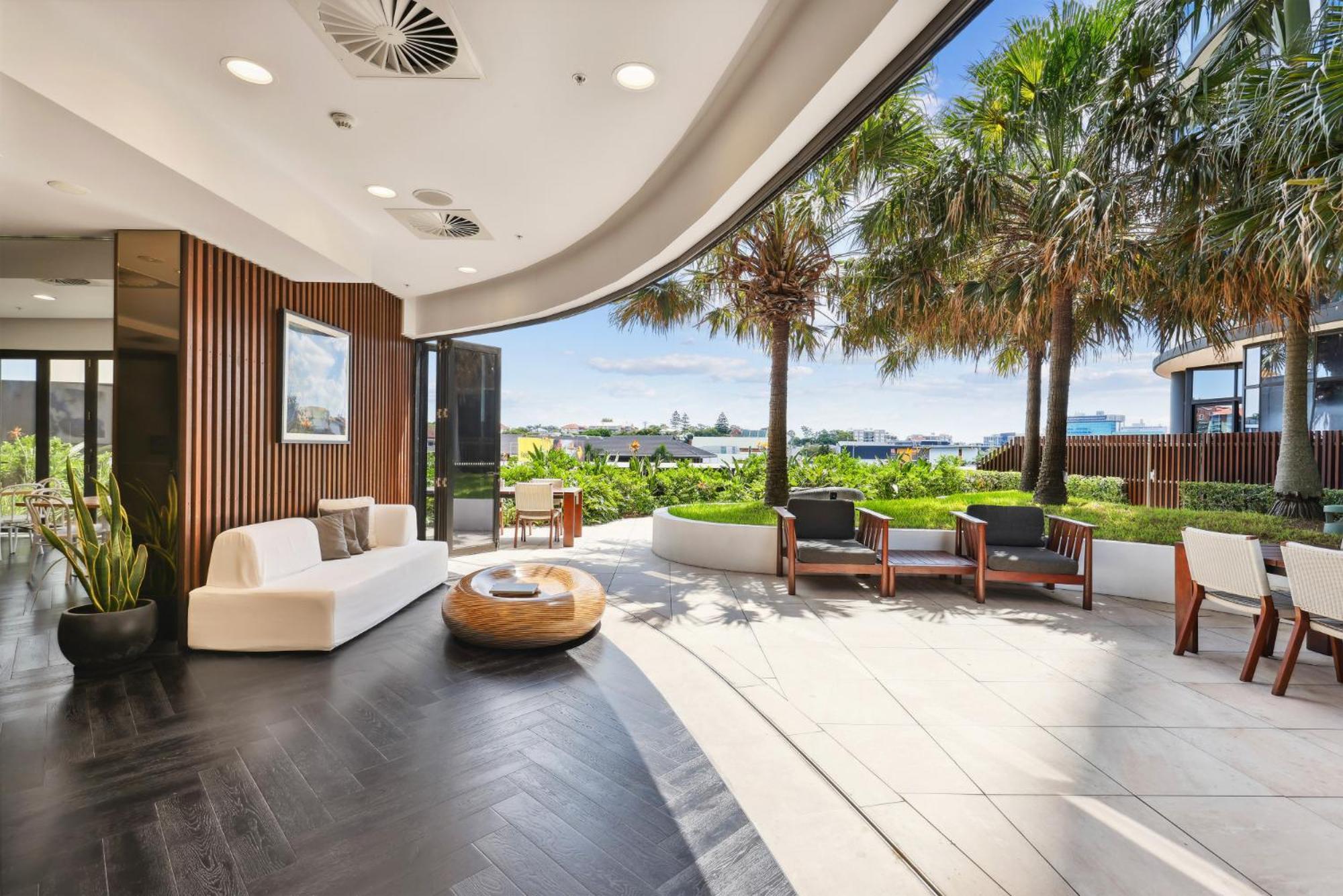 Sophisticated 2-bed With Pool & Gym *