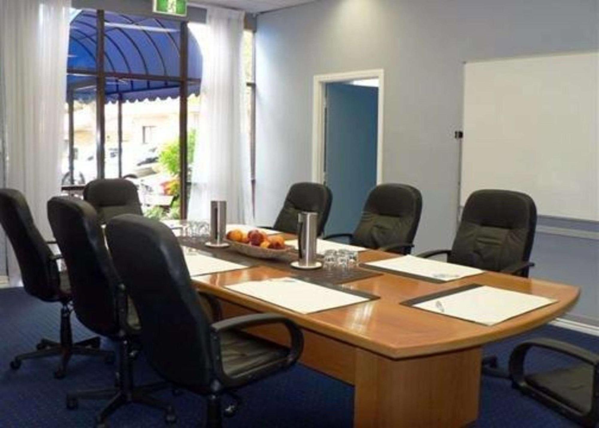 Quality Robertson Gardens Hotel 4*
