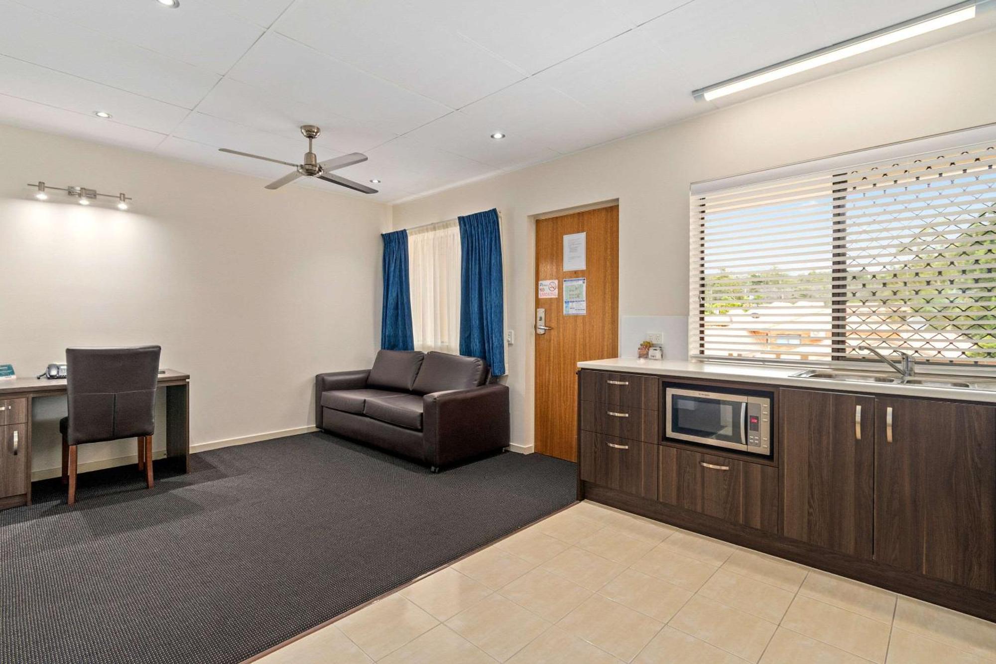 Quality Robertson Gardens Hotel 4*