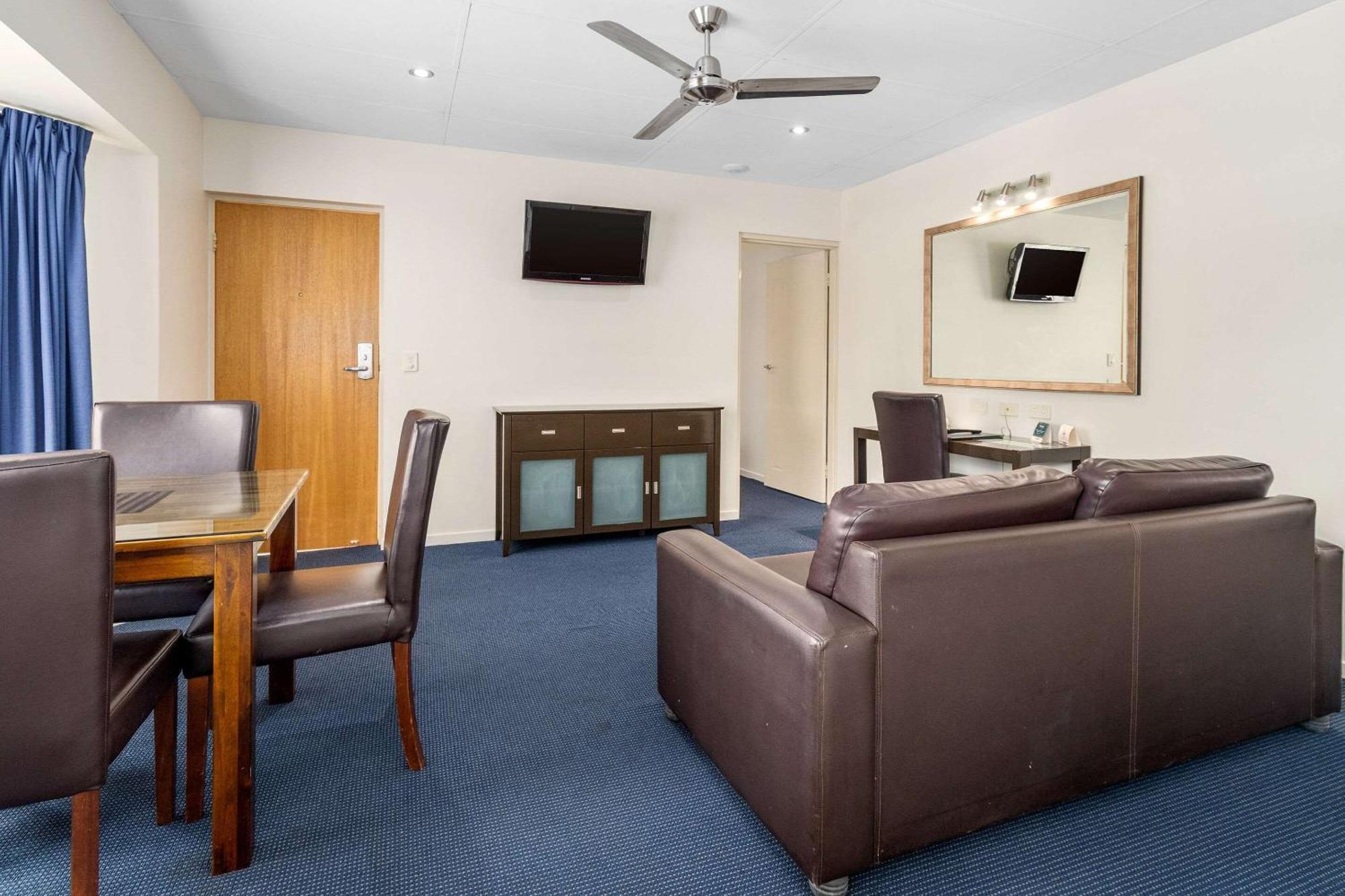 Quality Robertson Gardens Hotel 4*