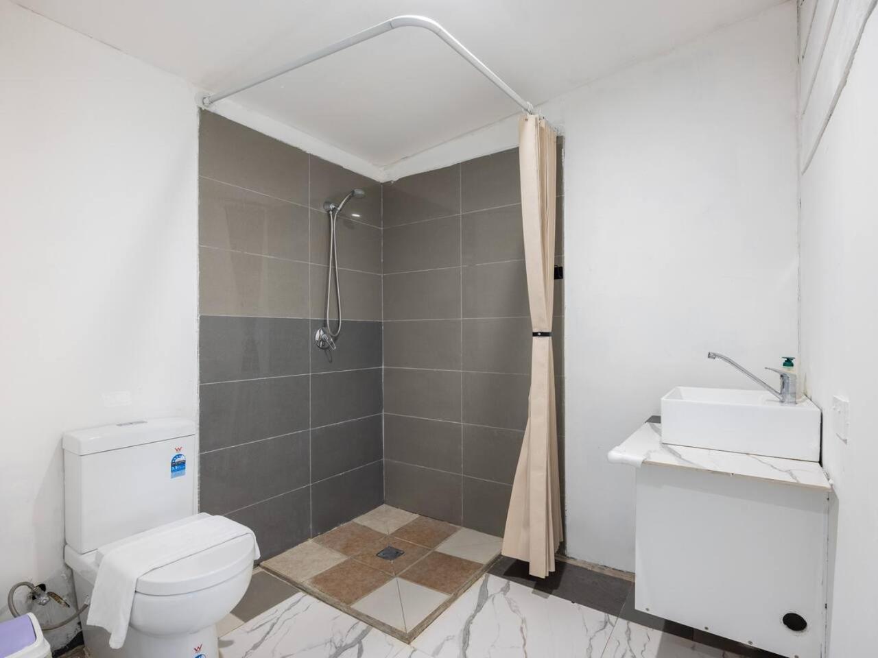 Holiday home 5 Mins To Mall Convenient 4br At Sunnybank *
