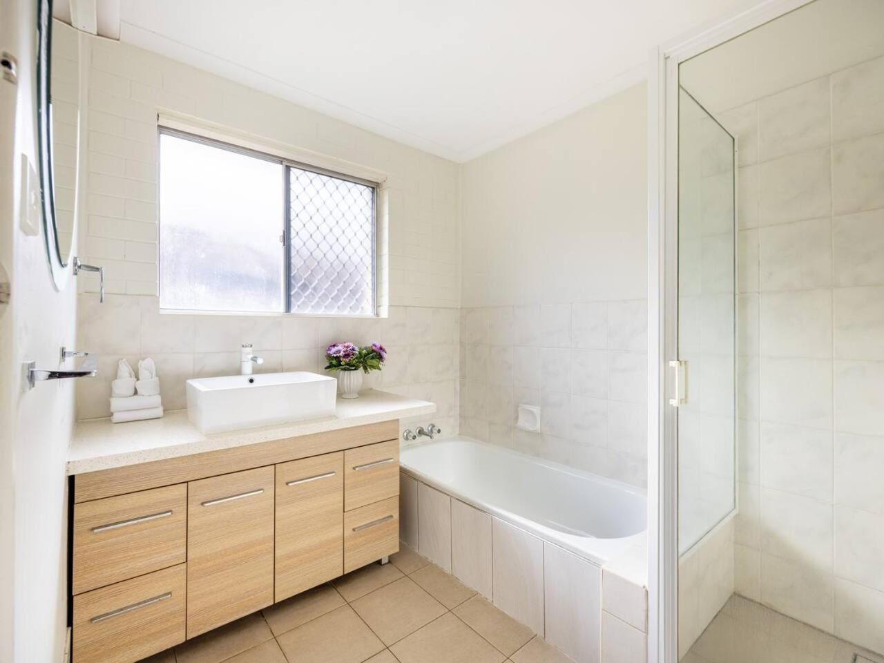 Holiday home 5 Mins To Mall Convenient 4br At Sunnybank *