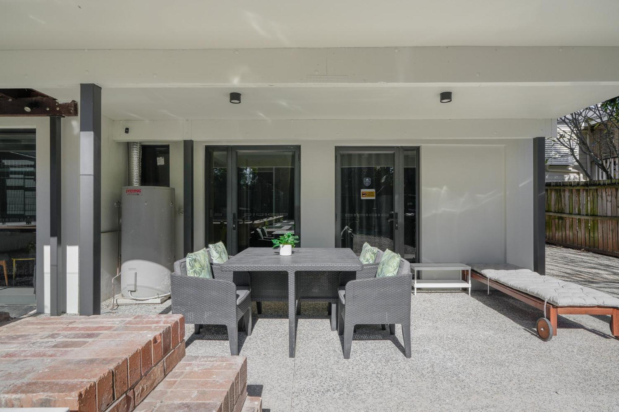 Contemporary 2-bedroom With Movie Apartment Brisbane