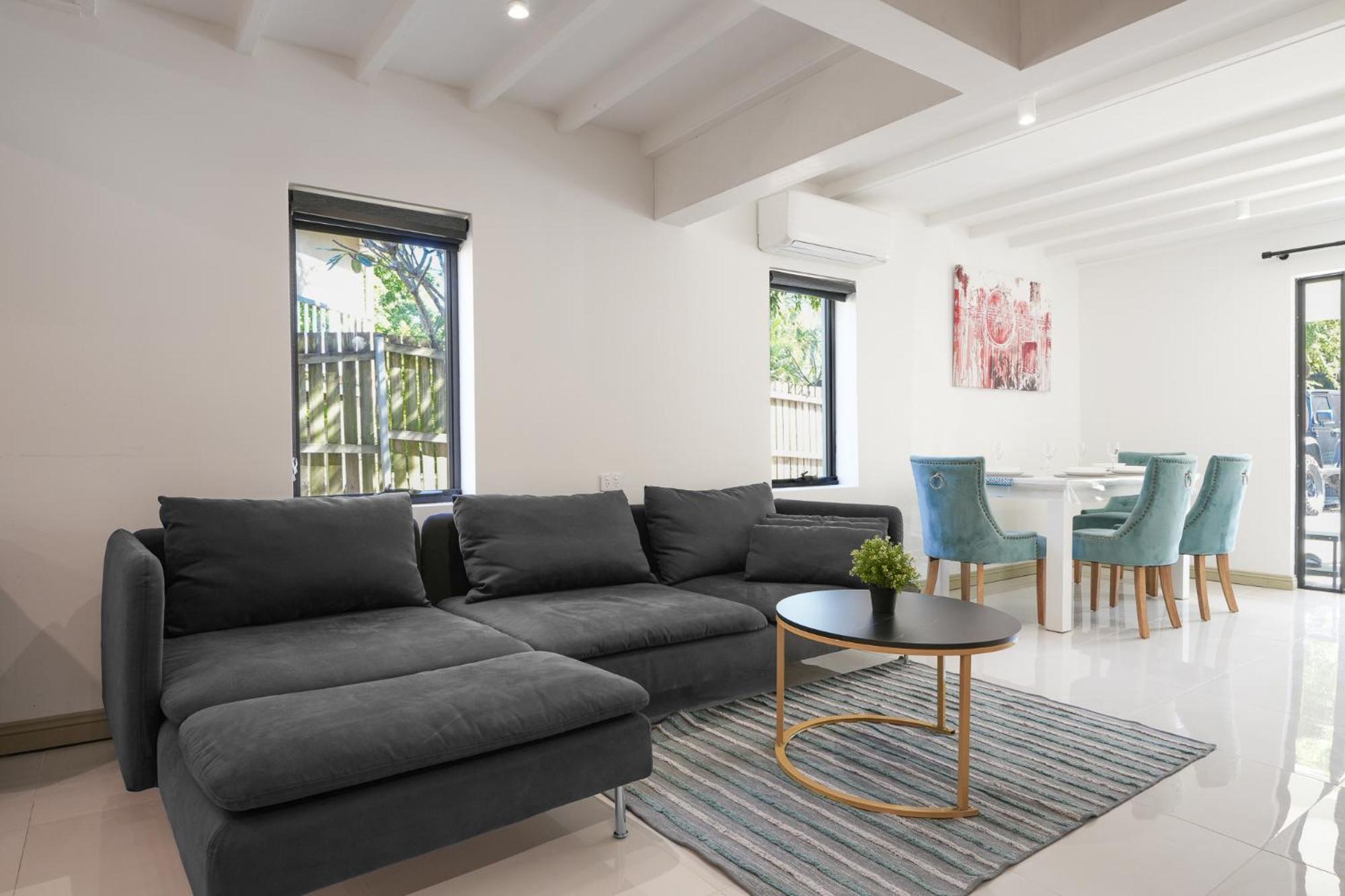 Contemporary 2-bedroom With Movie Apartment Brisbane
