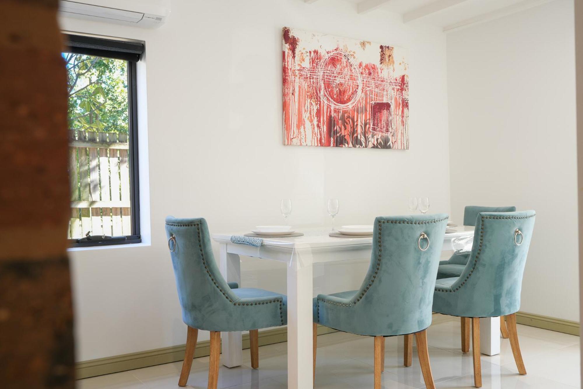 Contemporary 2-bedroom With Movie *