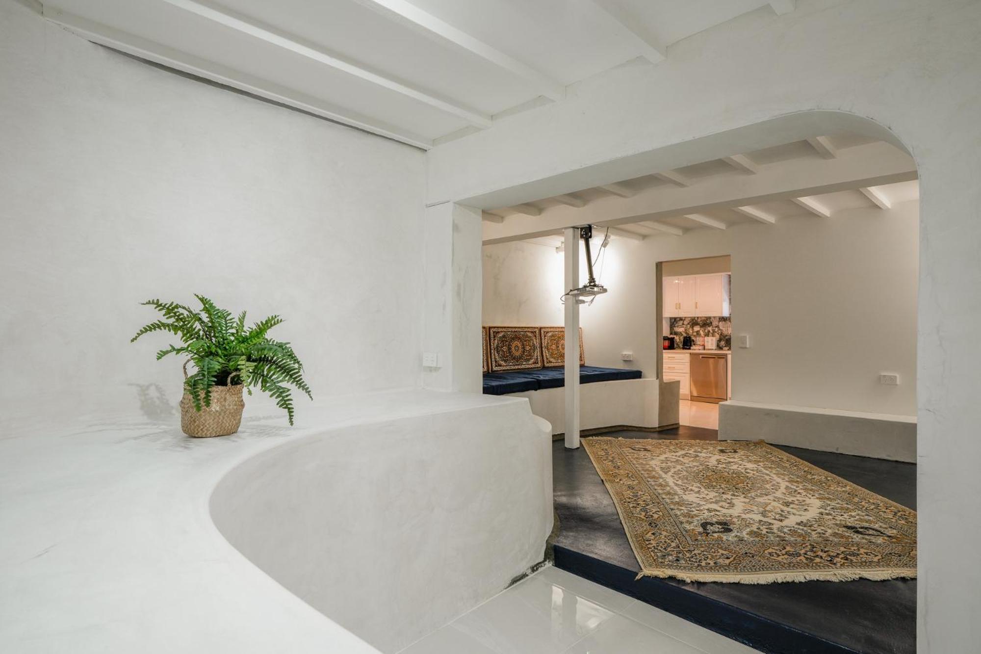 Contemporary 2-bedroom With Movie Apartment *