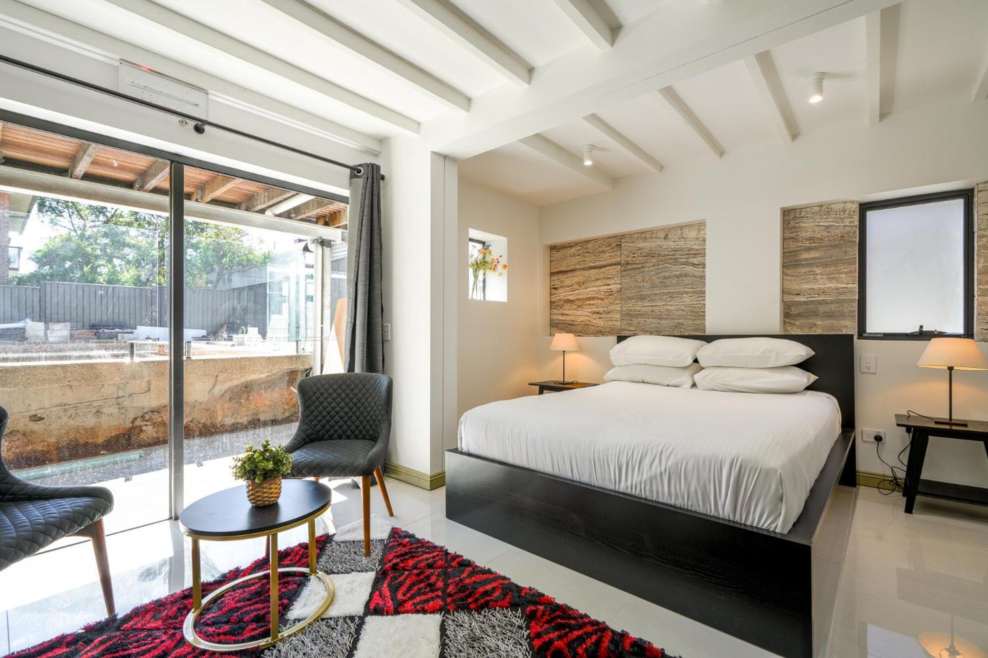 Contemporary 2-bedroom With Movie