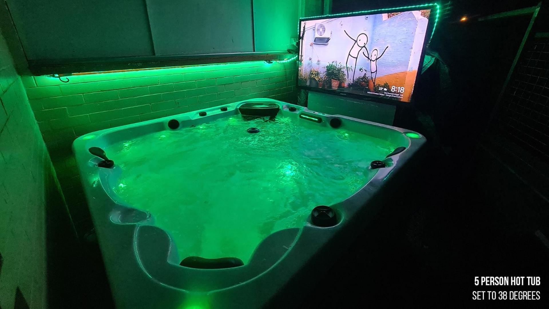 Hot Tub, Ice Bath, Gym, Sauna, Pool Table Coorparoo Haven Homestay Brisbane