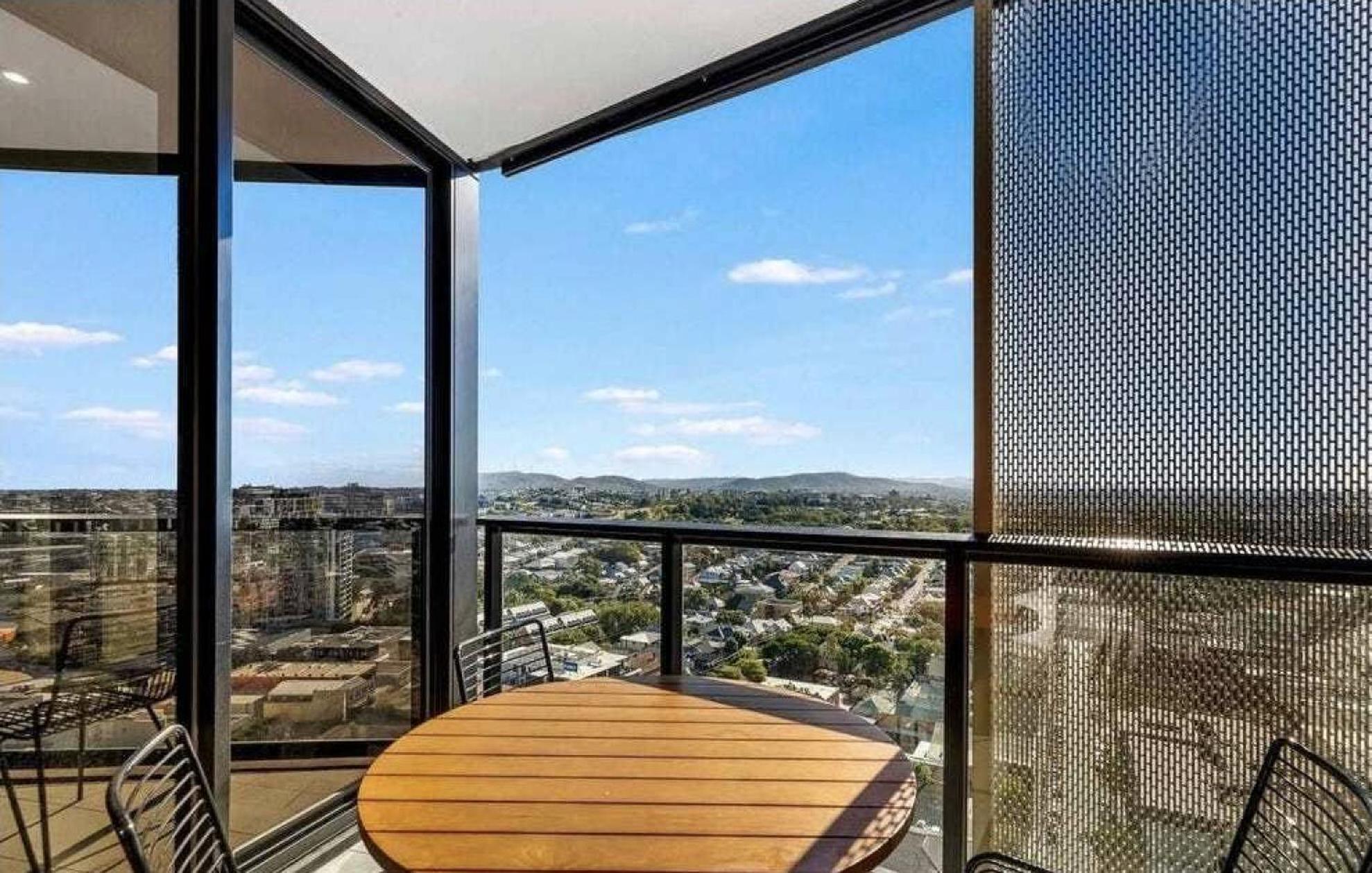 Stylish 1br With Mountain Views Brisbane