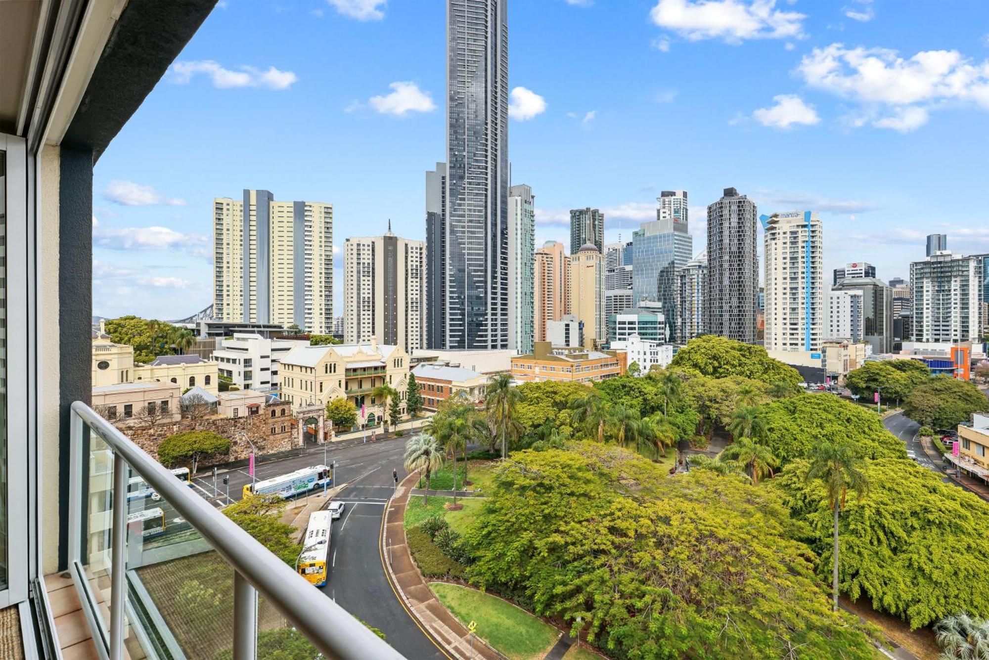 Bright 1-bed With Great Views & Amenities Apartment