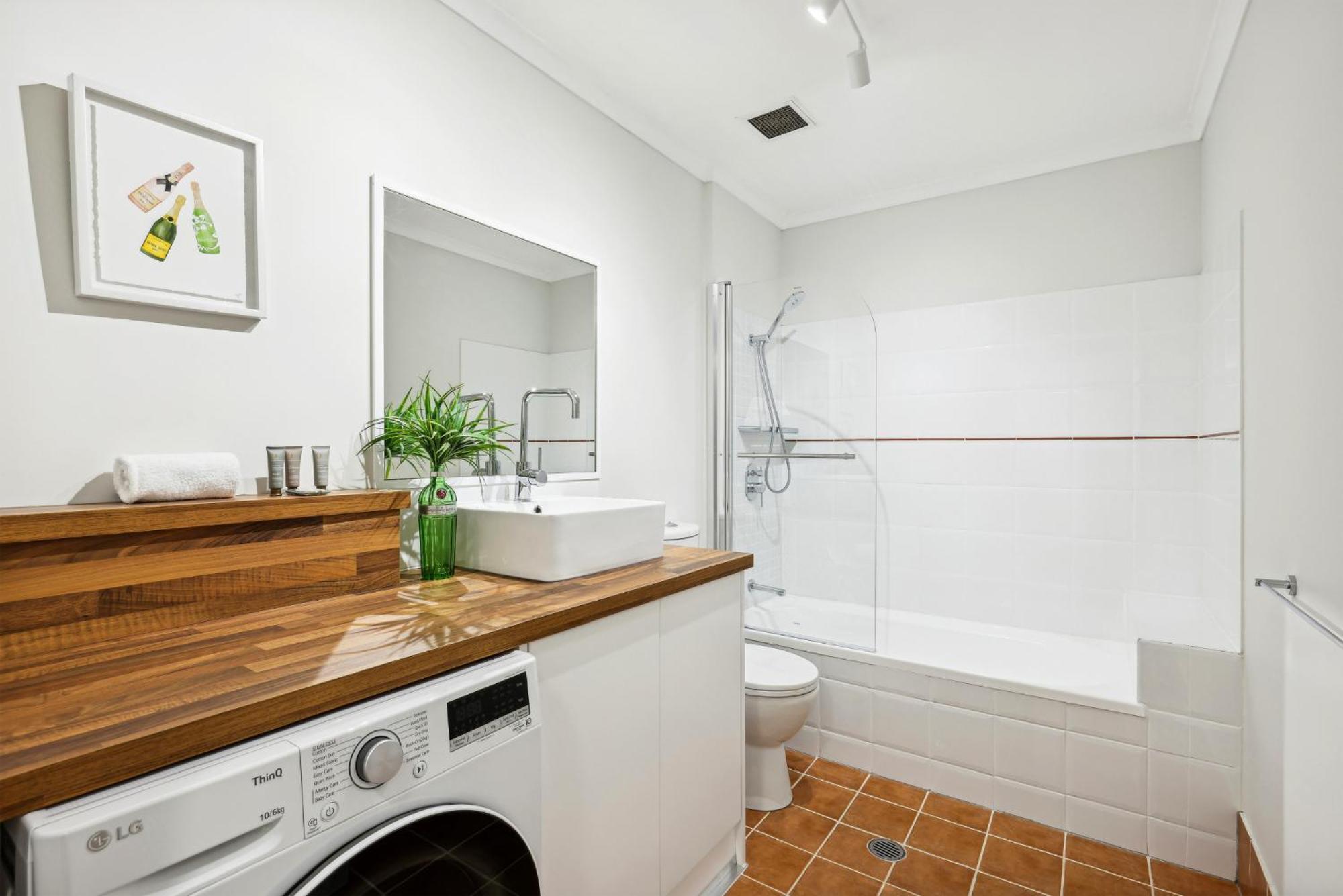 Bright 1-bed With Great Views & Amenities