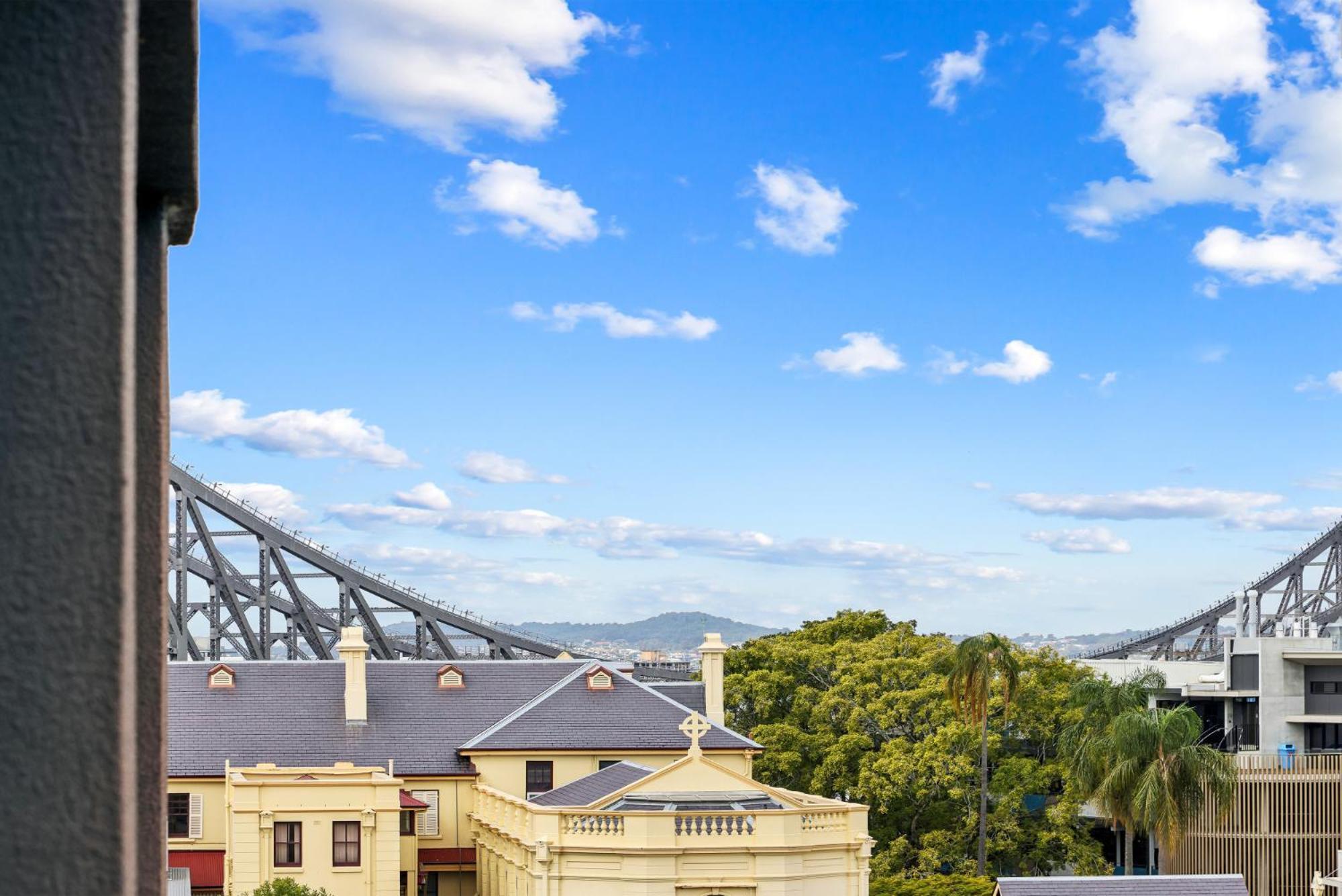 Apartment Bright 1-bed With Great Views & Amenities