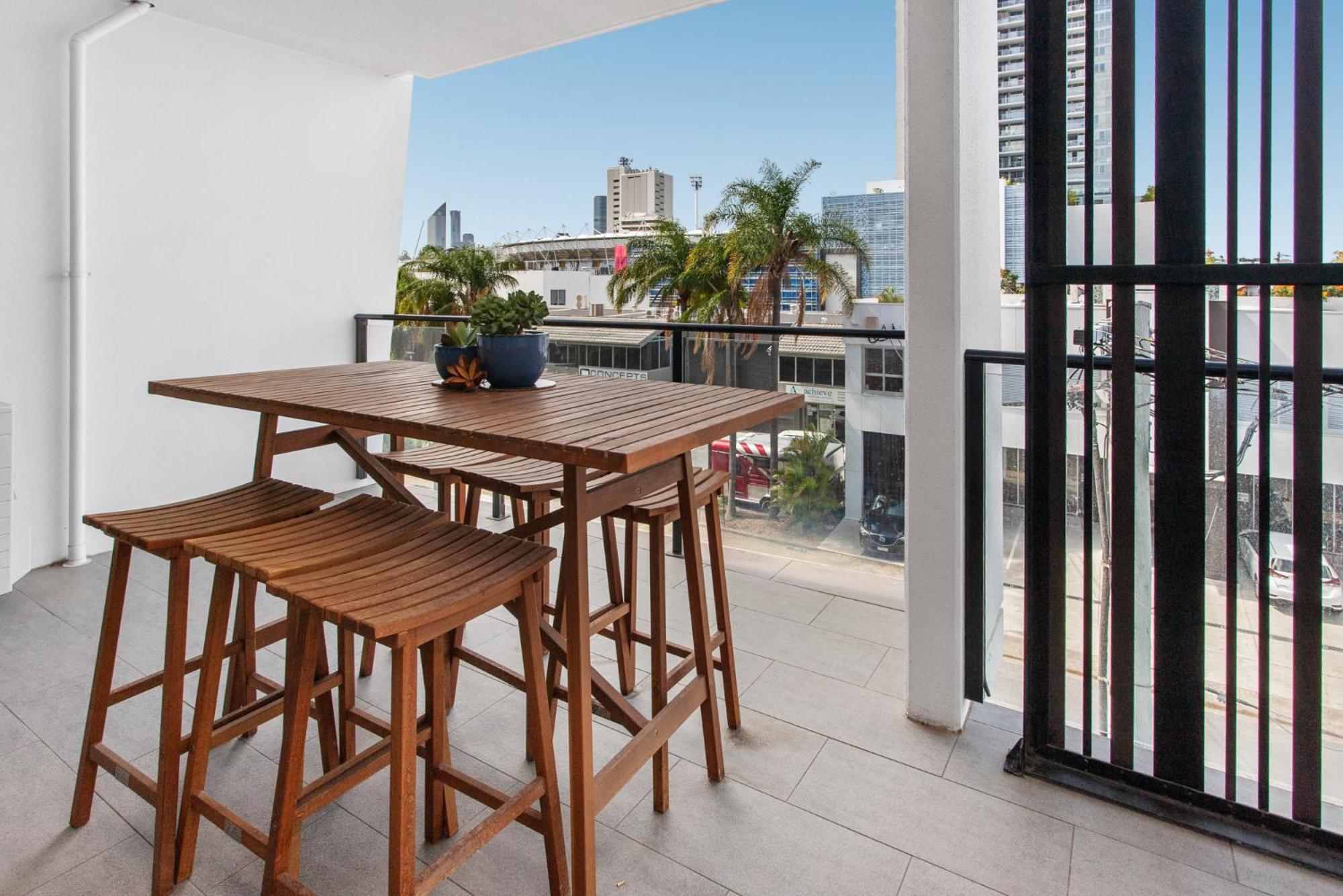 Spacious 2-bed Unit With Balcony Next To The Gabba