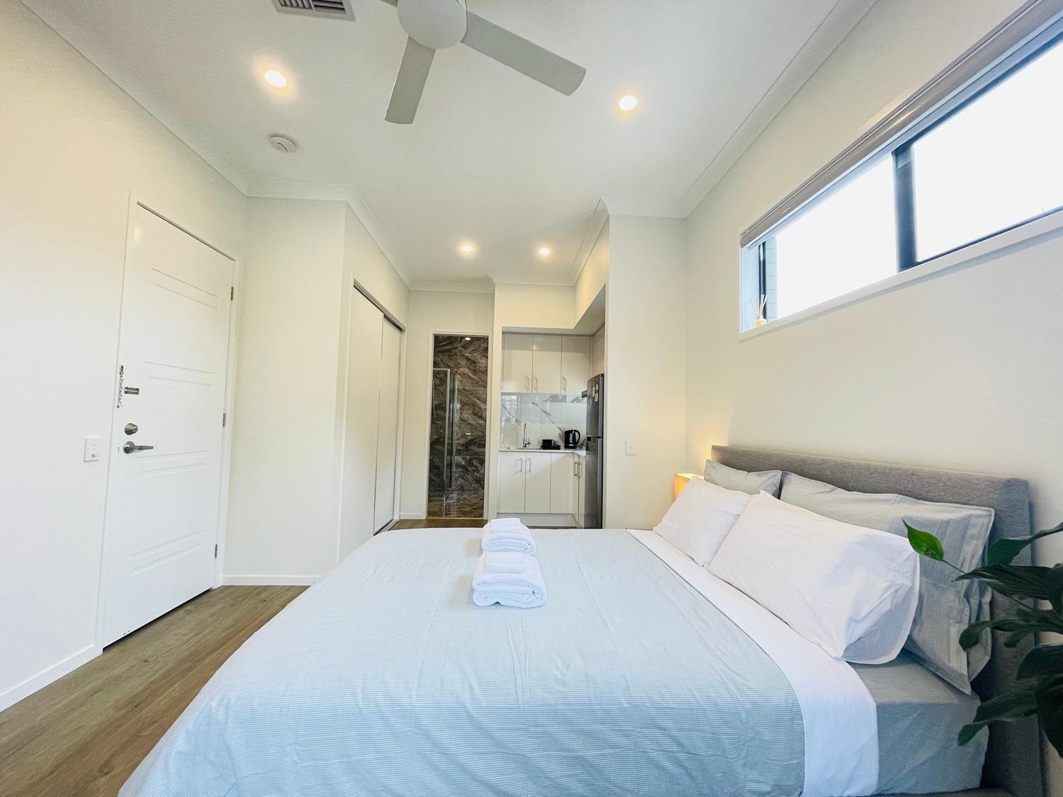 Independent With Onsuite And Small Kitchen