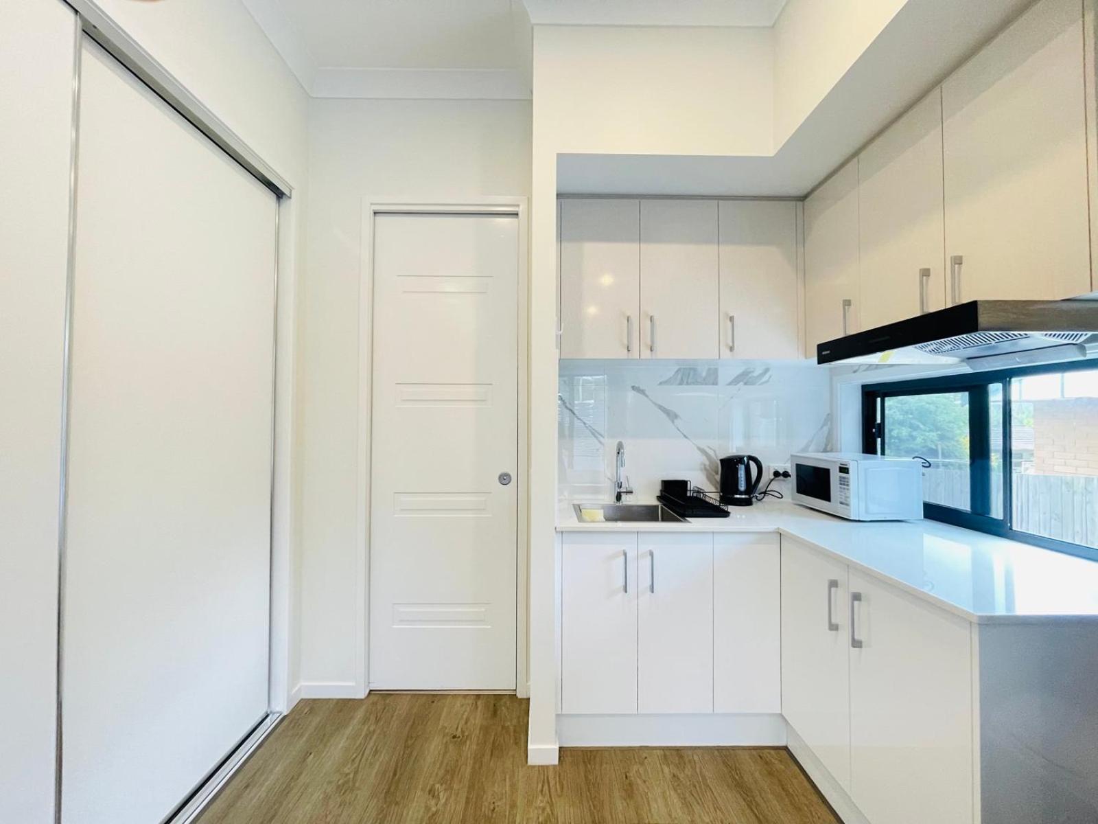 Independent With Onsuite And Small Kitchen