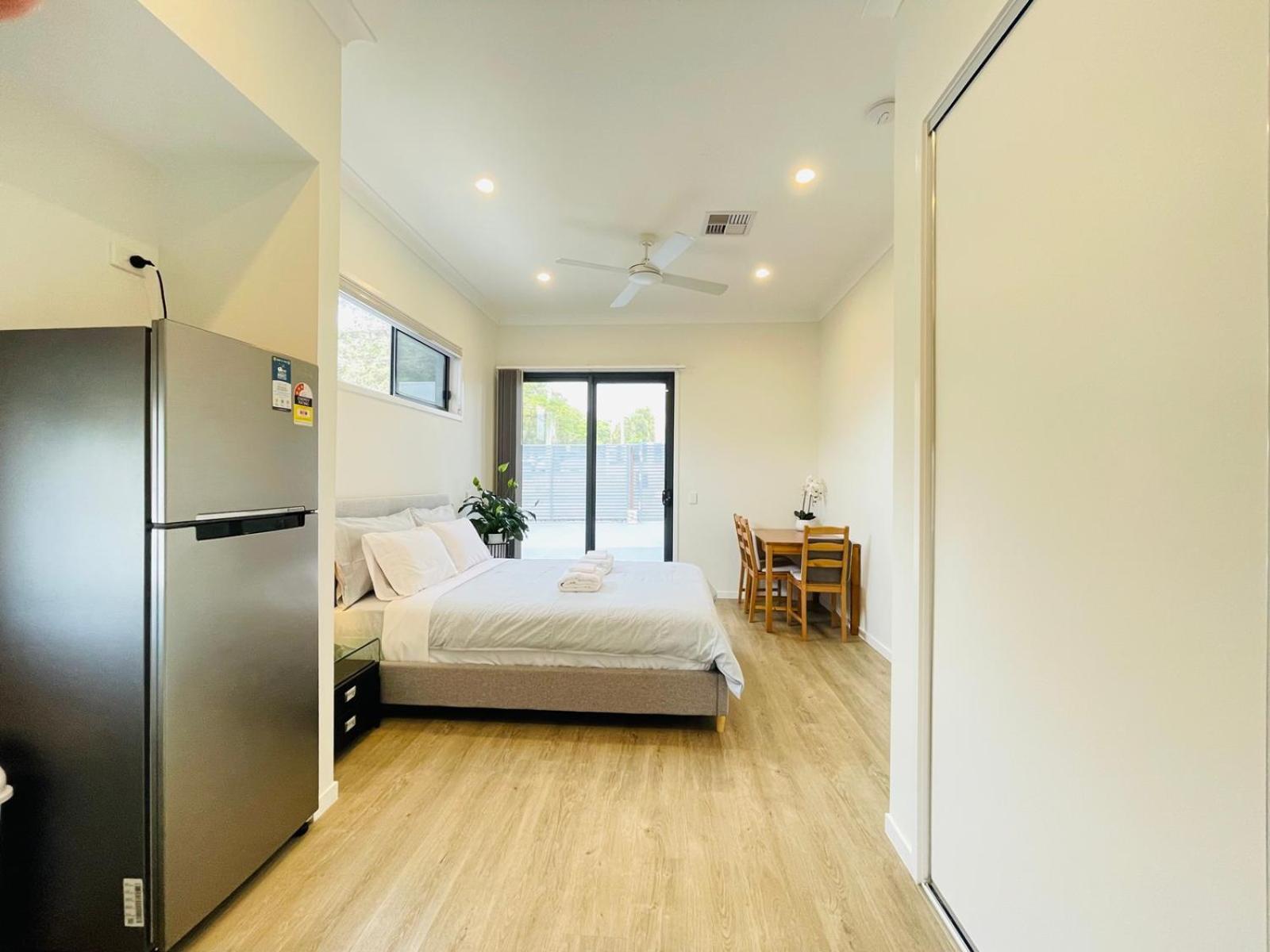 Guest house Independent With Onsuite And Small Kitchen *