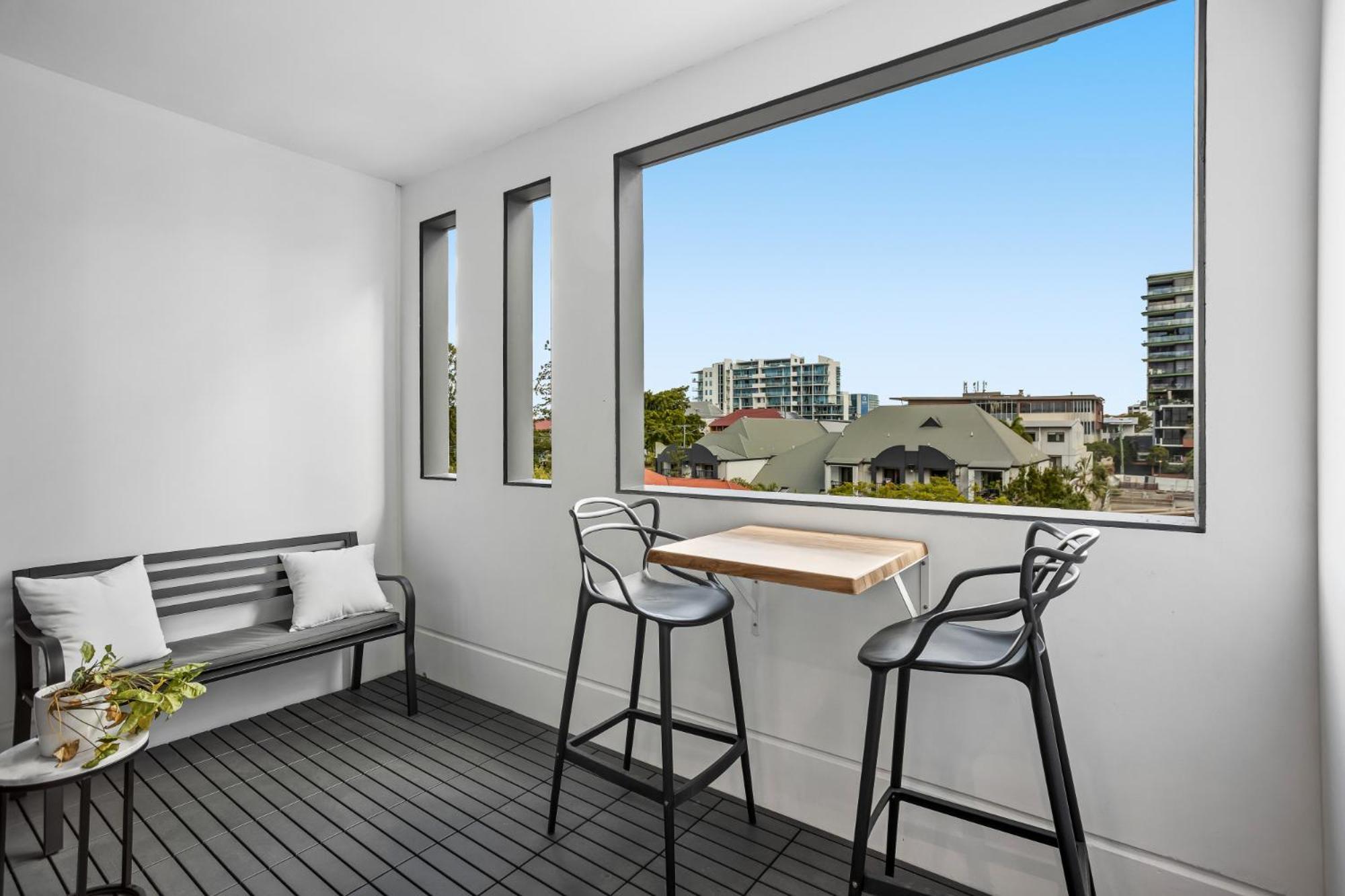 Stellar Location With Parking Pool & Gym Access * Brisbane