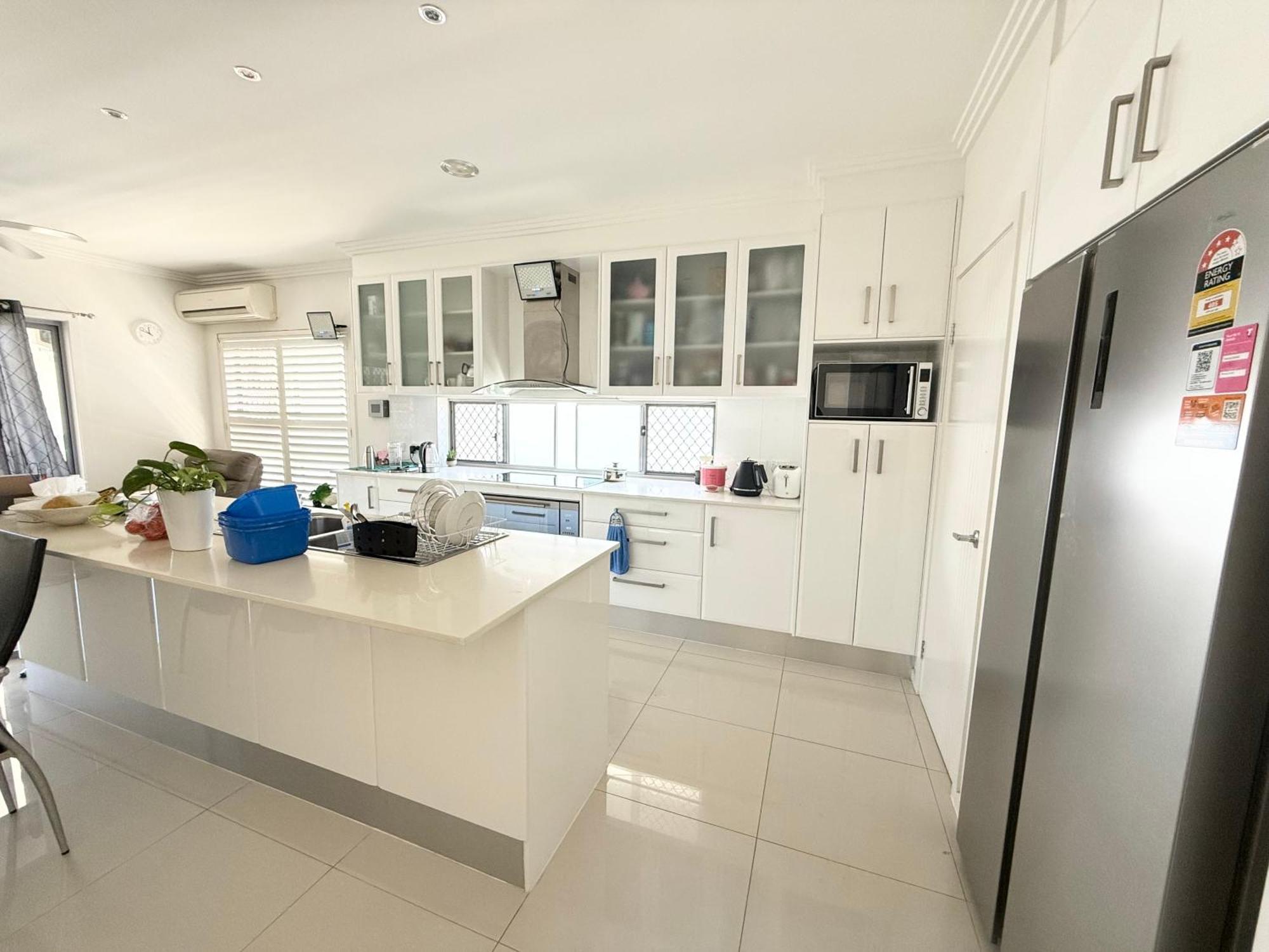 2 Spacious With Shared Bathroom In Modern Sunnybank