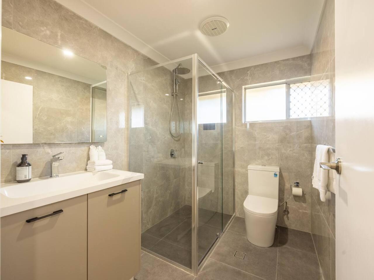Super Value 4br House Near Westfield Shops And Parks