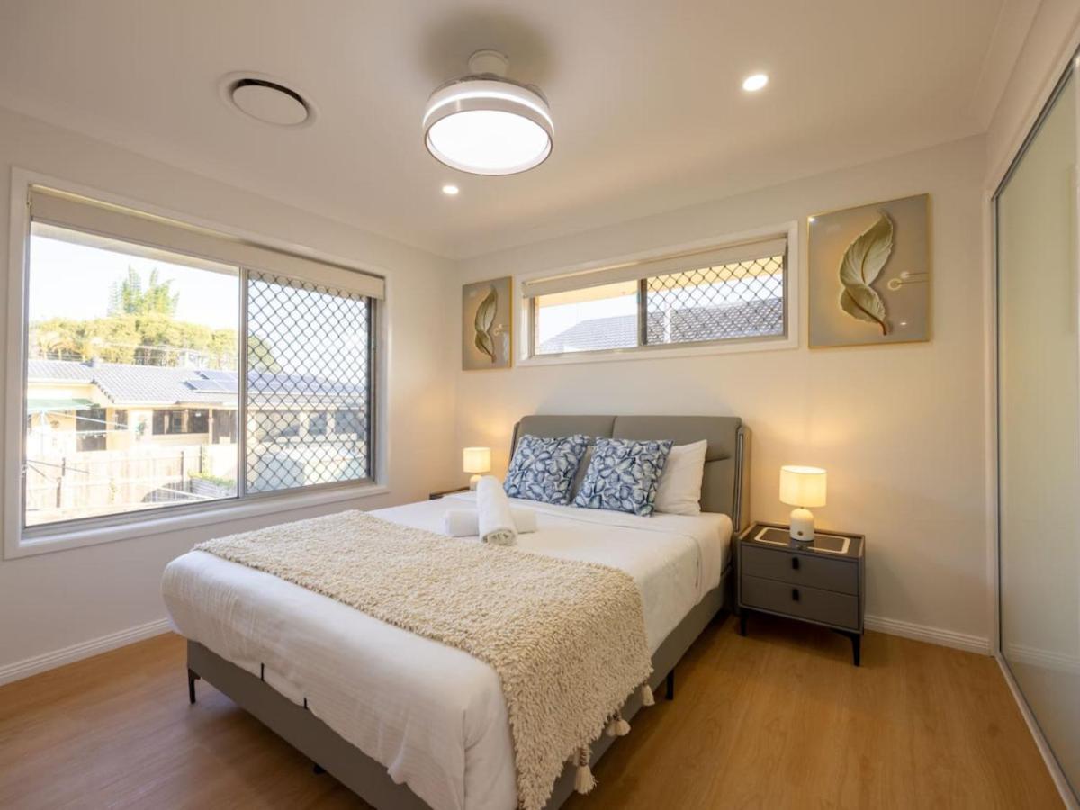Super Value 4br House Near Westfield Shops And Parks *
