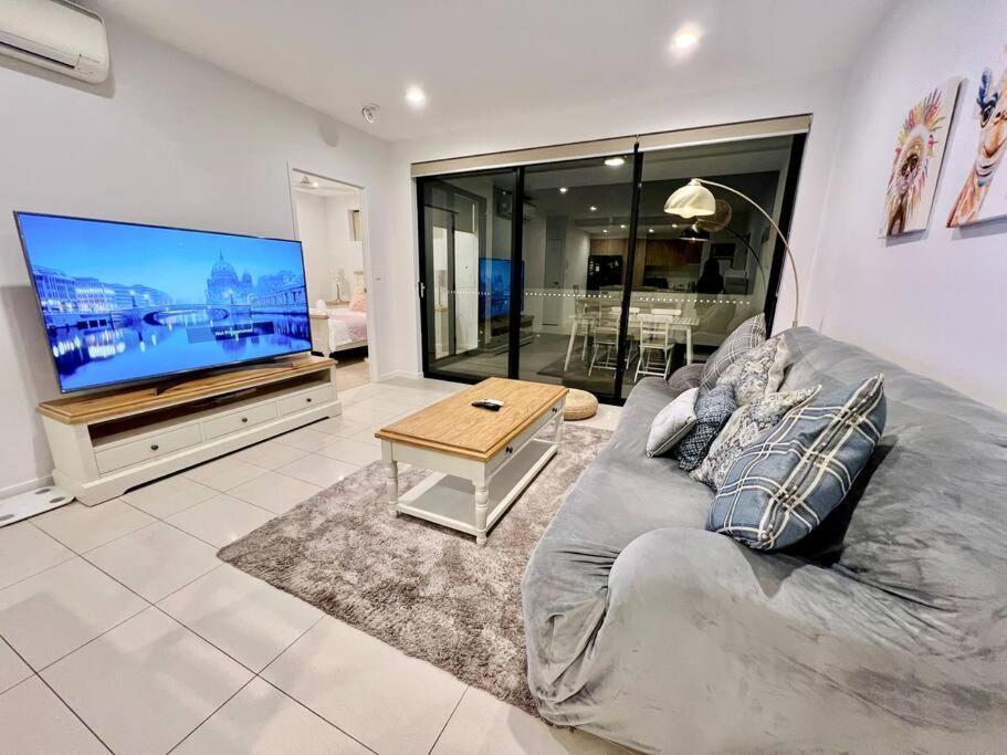 Modern Comfort Near Westfield
