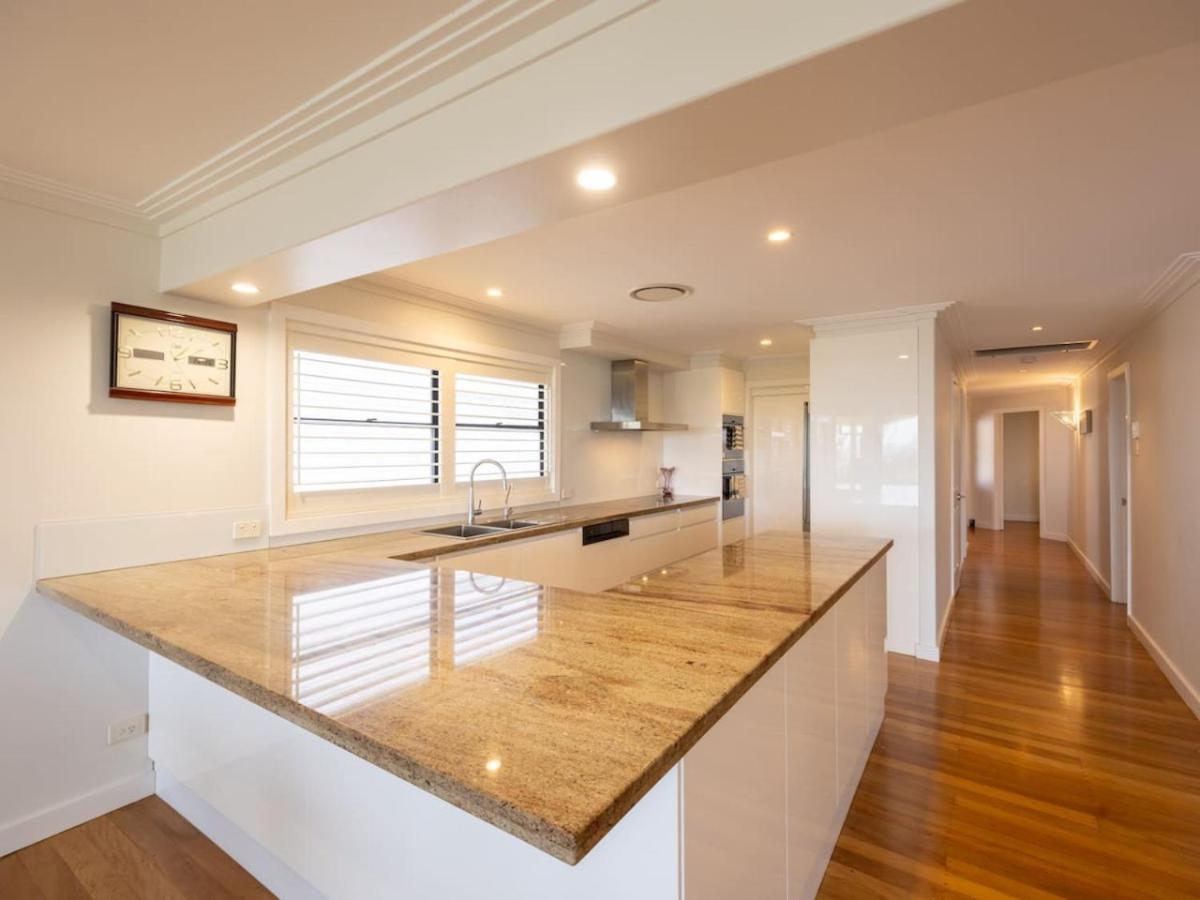 Holiday home Stunning View 5br With Balcony Near Malls Uni And Cbd Brisbane