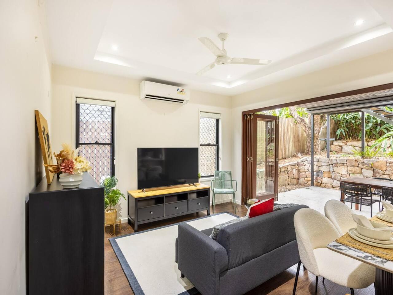 Cozy Valuable 3b2b2c Next To Bus Stadium Cbd Holiday home