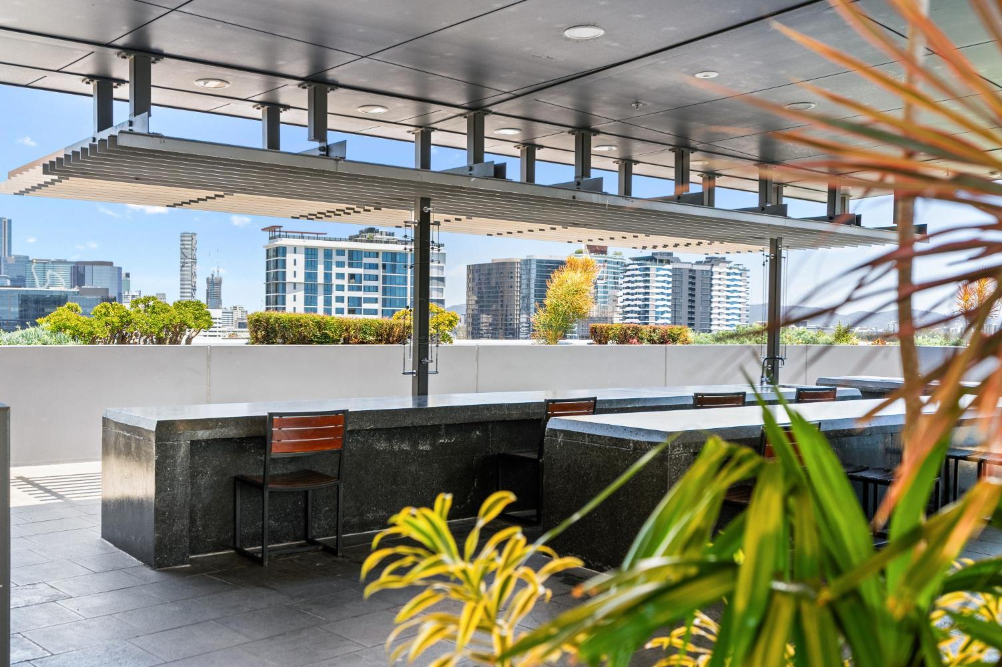 Elegant 2-bed With Rooftop Dining & Fabulous Views Brisbane