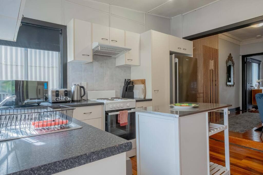Art Deco Retreat, Shops & Cafes, Public Street Parking Apartamento *
