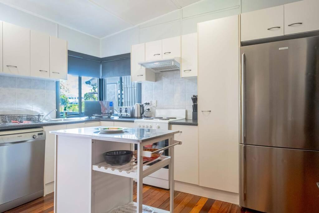 Art Deco Retreat, Shops & Cafes, Public Street Parking *