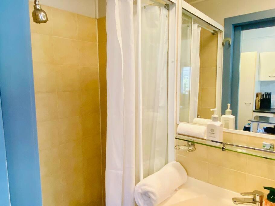 Art Deco Retreat, Shops & Cafes, Public Street Parking * Brisbane