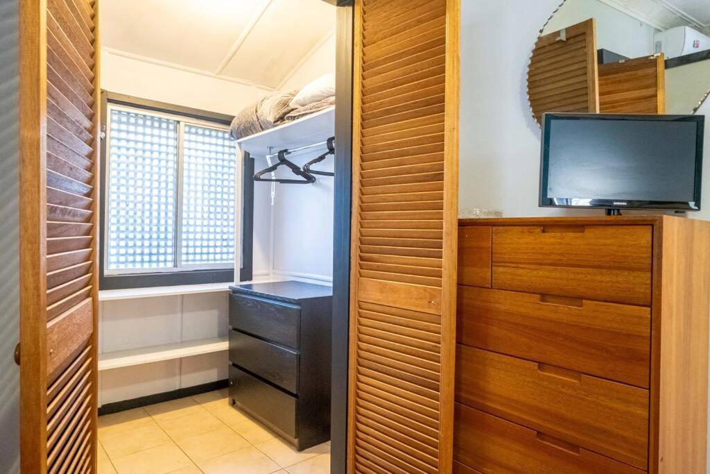 Art Deco Retreat, Shops & Cafes, Public Street Parking * Brisbane