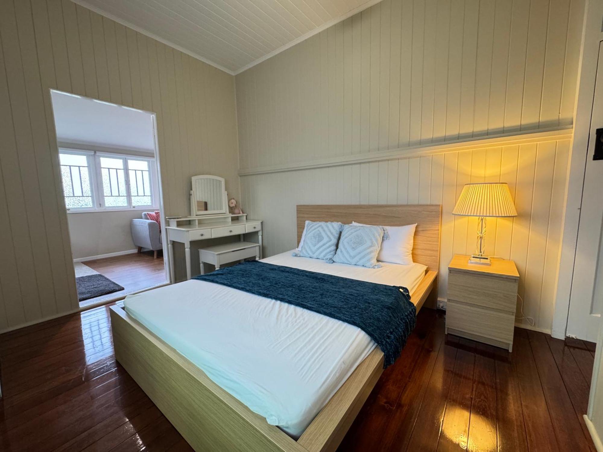 Apartment Stylish & Bright 3-bdrs Family In Holland Park West Brisbane