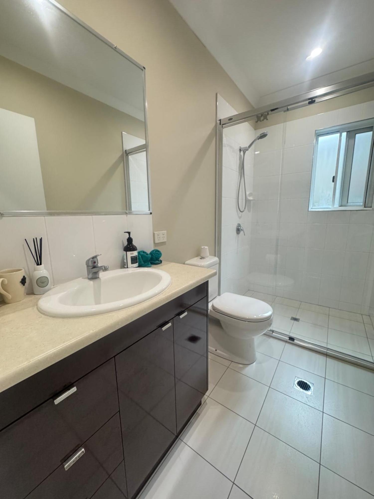 Apartment Stylish & Bright 3-bdrs Family In Holland Park West Brisbane