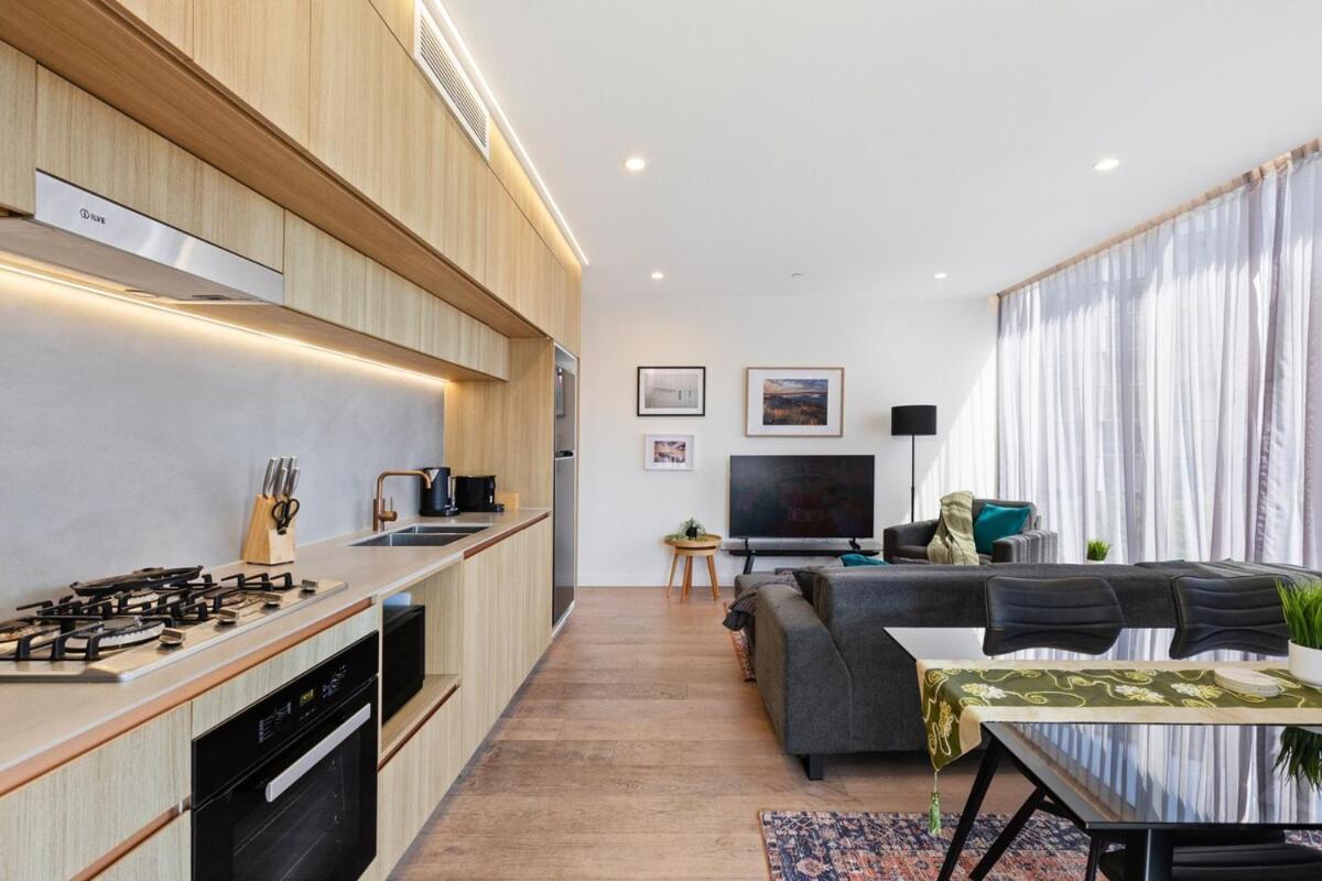 Lux Style Spacious 1 Bed Apt, Pool , Parking