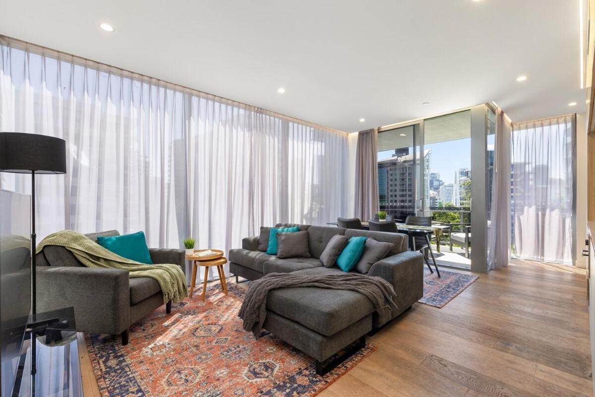 Lux Style Spacious 1 Bed Apt, Pool , Parking