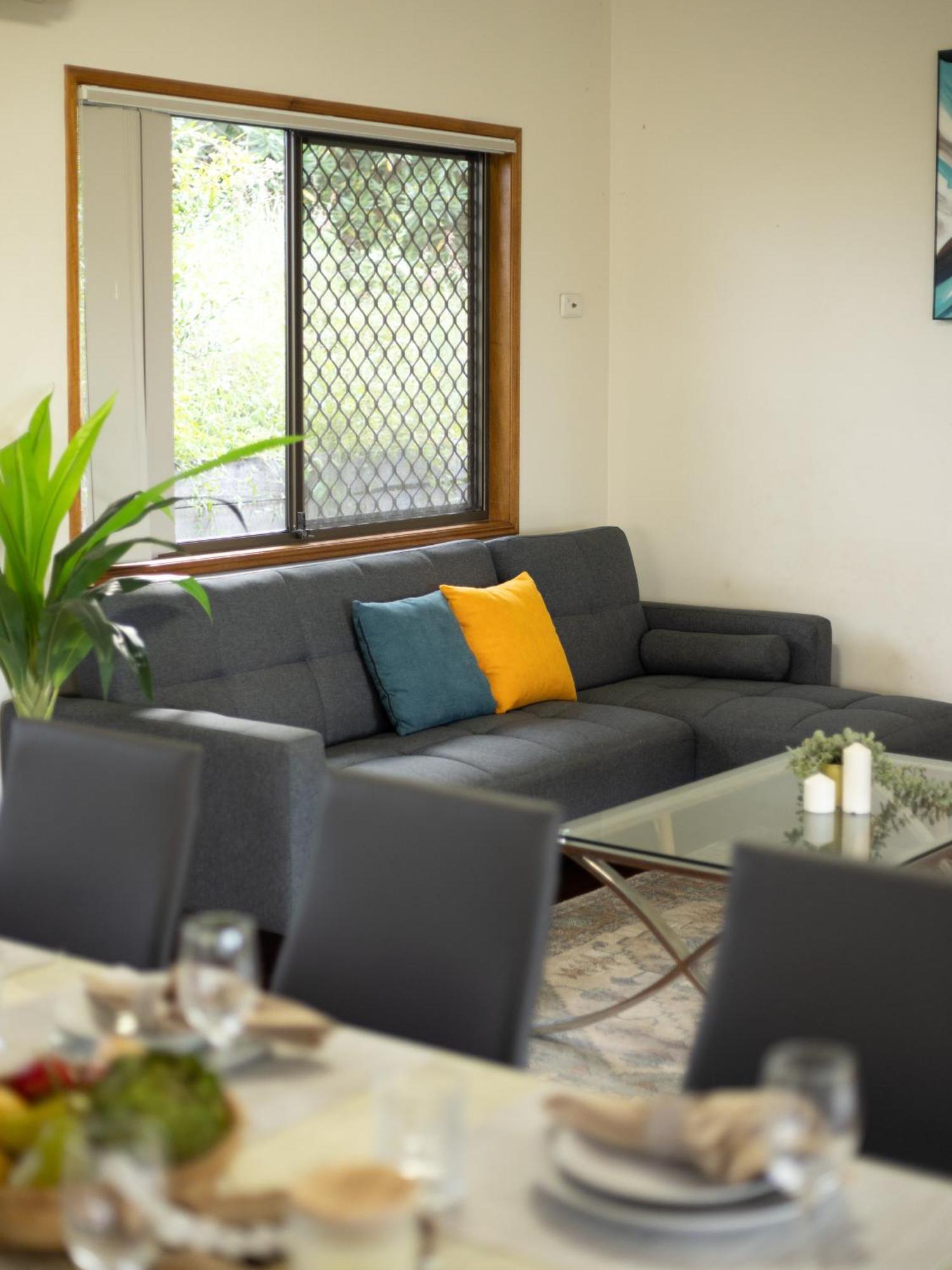 Spacious Land Area 5bedroom At Sunnybank New Ac