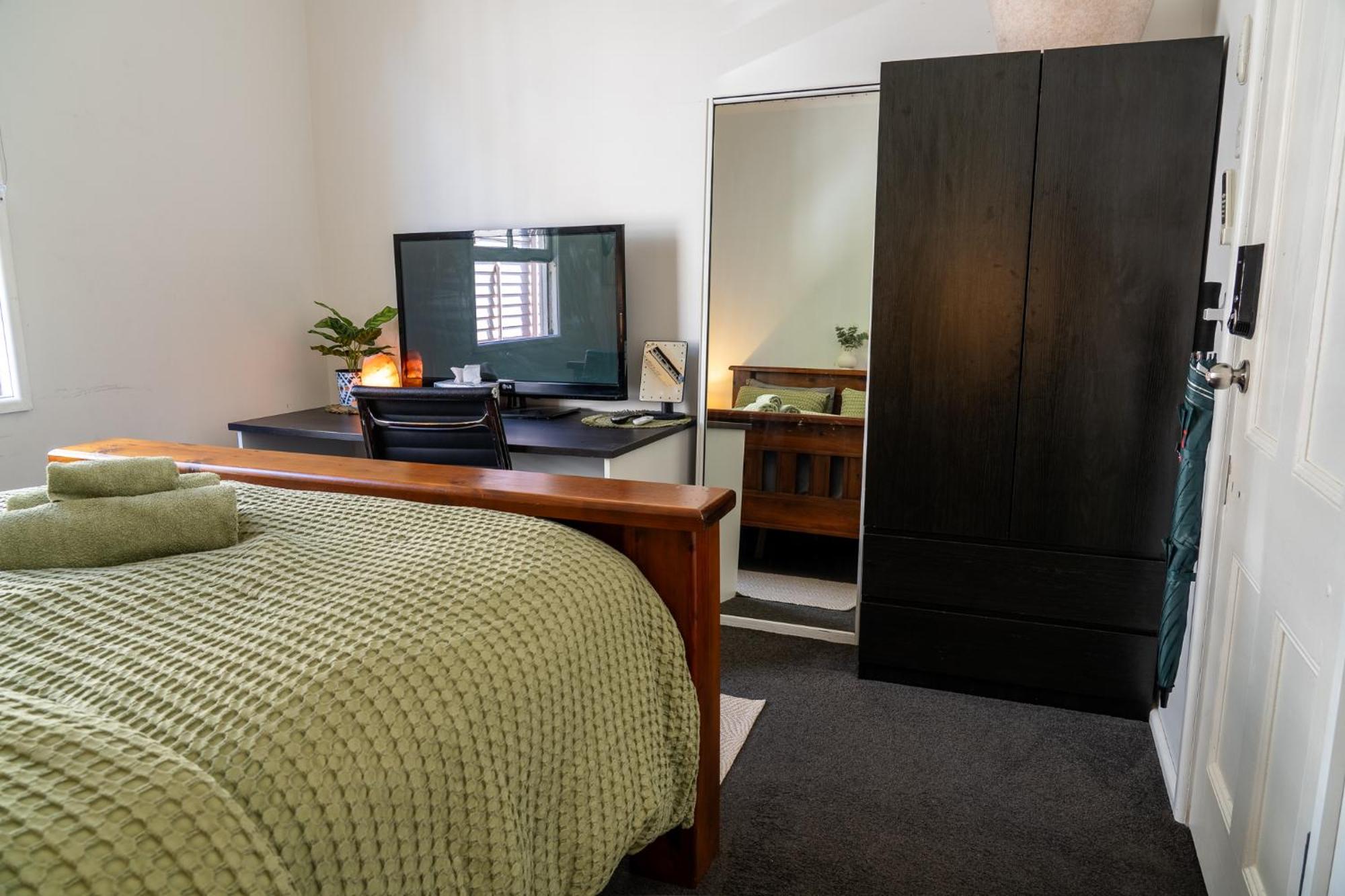 Hot Tub, Ice Bath, Gym, Sauna, Pool Table Coorparoo Haven *
