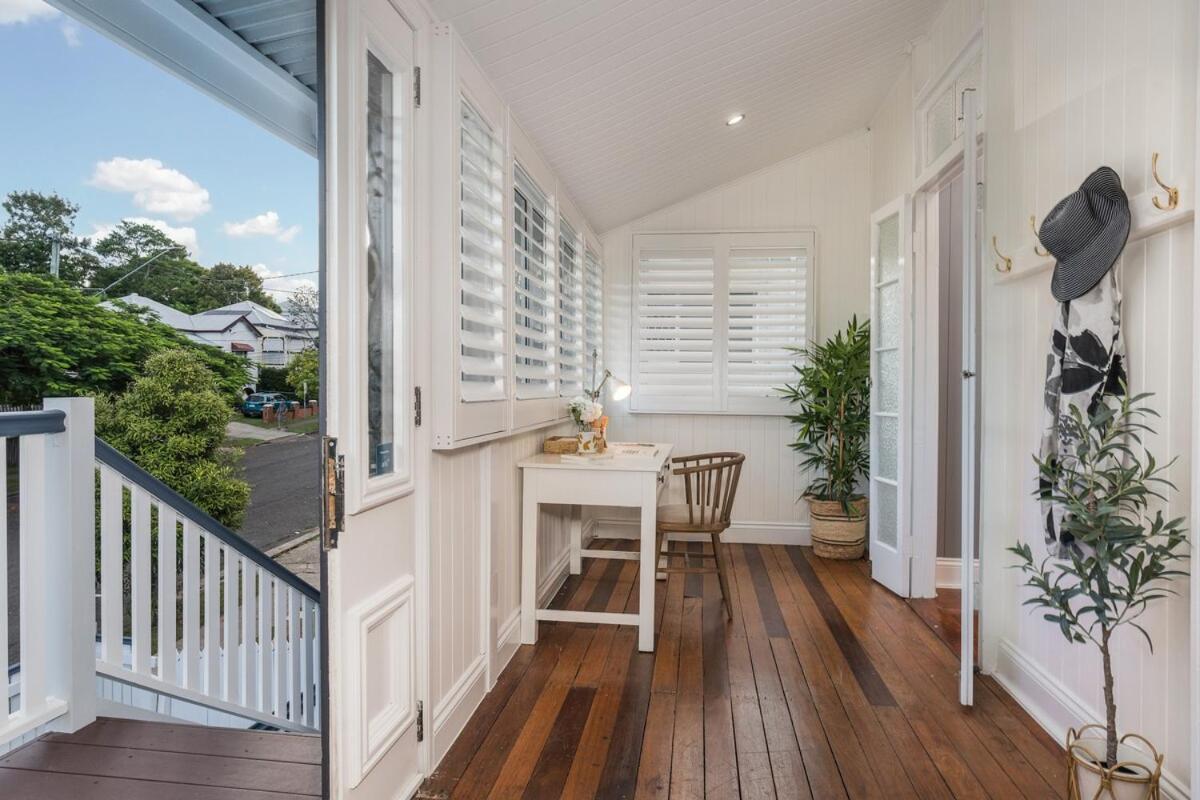 Luxury Queenslander Awaits! Sleeps 8, 3 Car Parks Brisbane