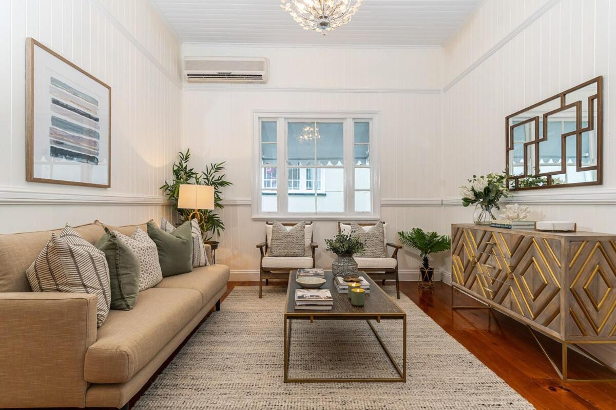 Luxury Queenslander Awaits! Sleeps 8, 3 Car Parks * Brisbane