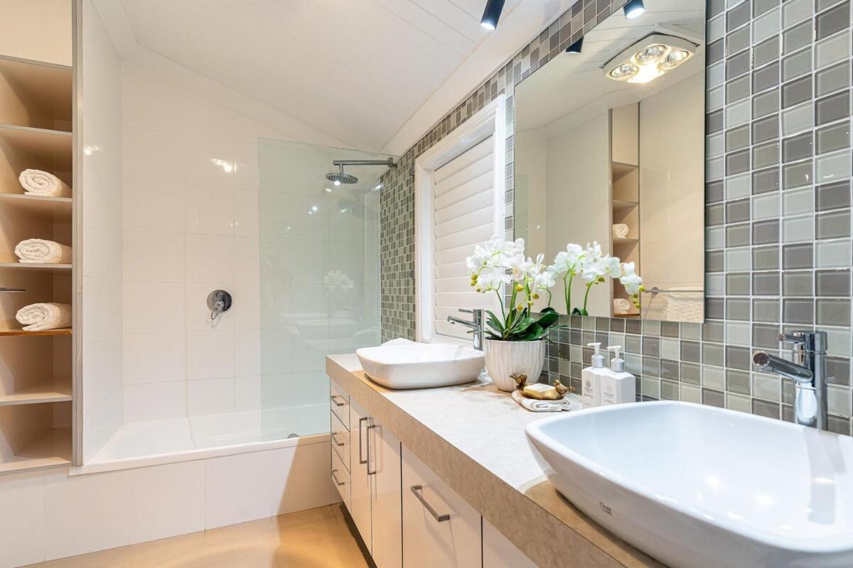 Holiday home Luxury Queenslander Awaits! Sleeps 8, 3 Car Parks *