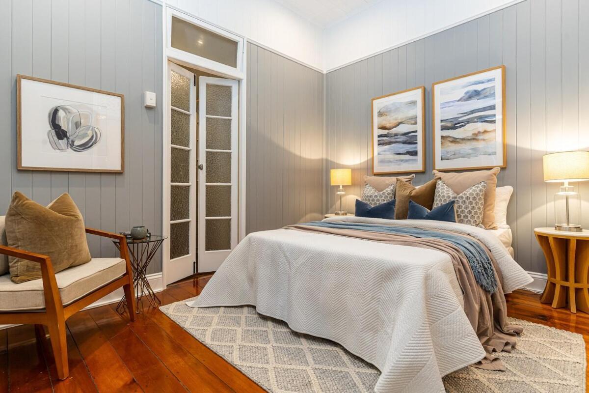 Holiday home Luxury Queenslander Awaits! Sleeps 8, 3 Car Parks