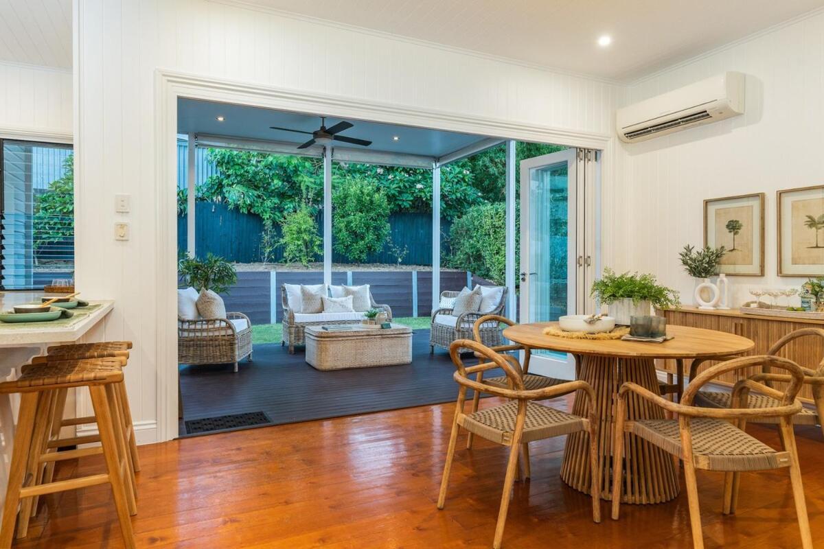 Luxury Queenslander Awaits! Sleeps 8, 3 Car Parks Holiday home Brisbane